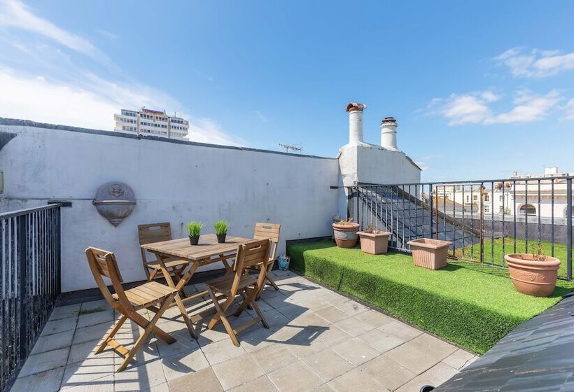 Sunshine Central House | By My Getaways