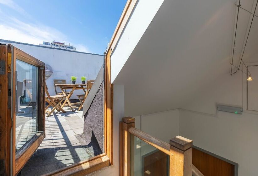 Sunshine Central House | By My Getaways