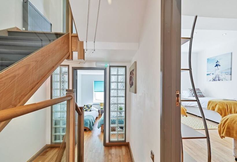 Sunshine Central House | By My Getaways