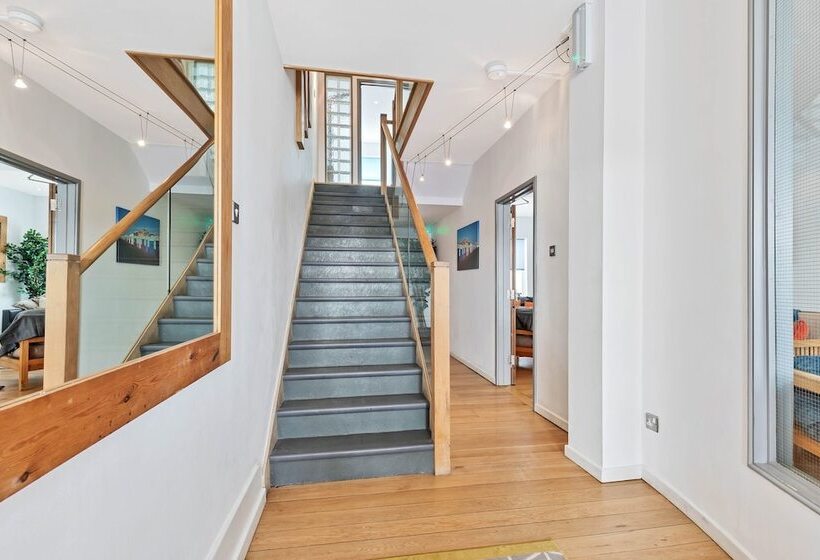 Sunshine Central House | By My Getaways