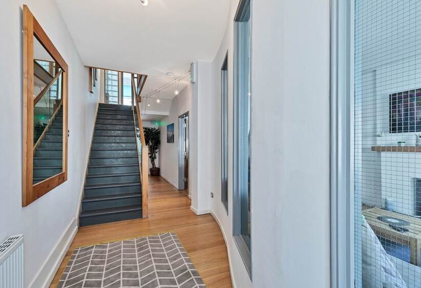 Sunshine Central House | By My Getaways