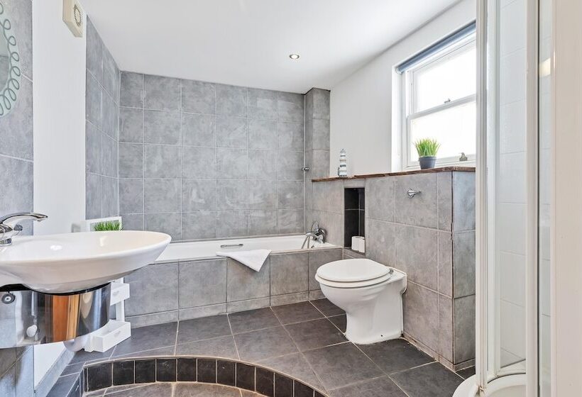 Sunshine Central House | By My Getaways