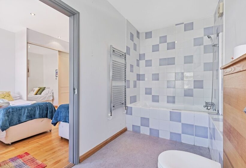 Sunshine Central House | By My Getaways