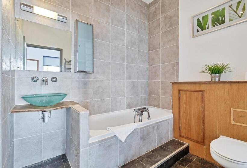 Sunshine Central House | By My Getaways