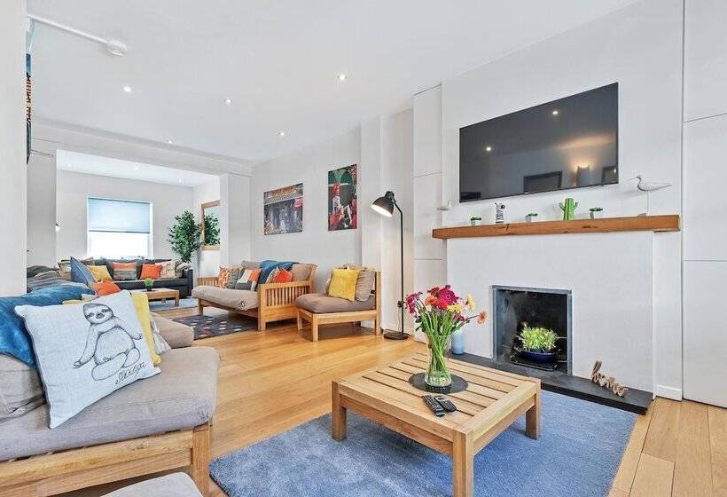 Sunshine Central House | By My Getaways