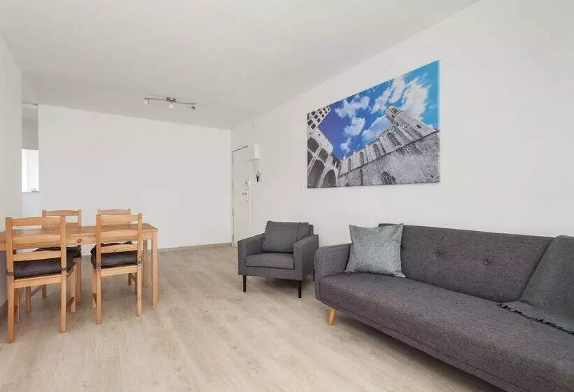 Oasis Be My Guest Castelldefels