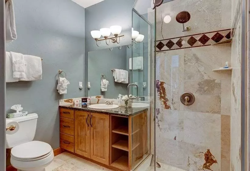 400 Whispering Pines Circle Private Home With Hot Tub