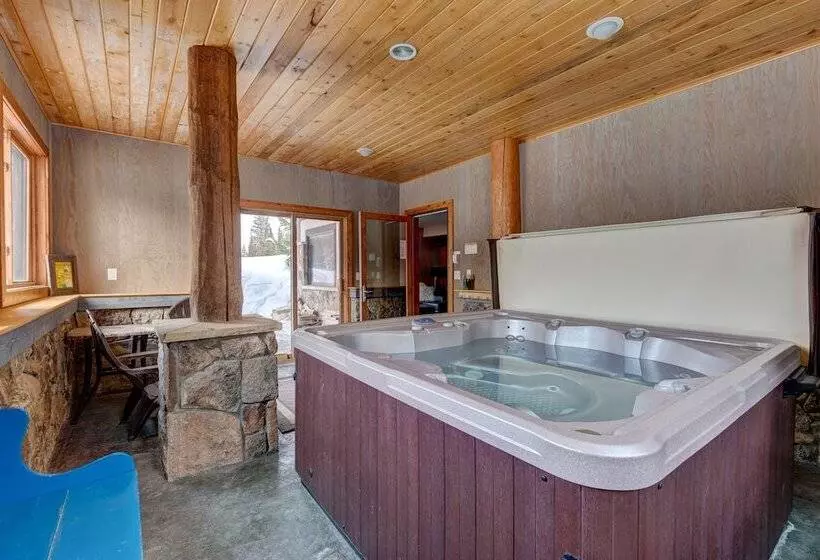 400 Whispering Pines Circle Private Home With Hot Tub