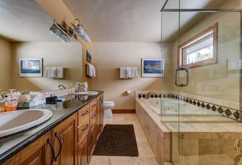 400 Whispering Pines Circle Private Home With Hot Tub
