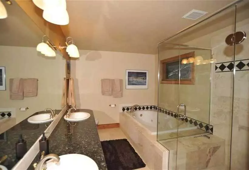 400 Whispering Pines Circle Private Home With Hot Tub