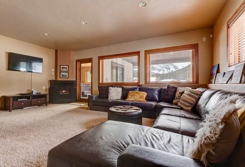 400 Whispering Pines Circle Private Home With Hot Tub