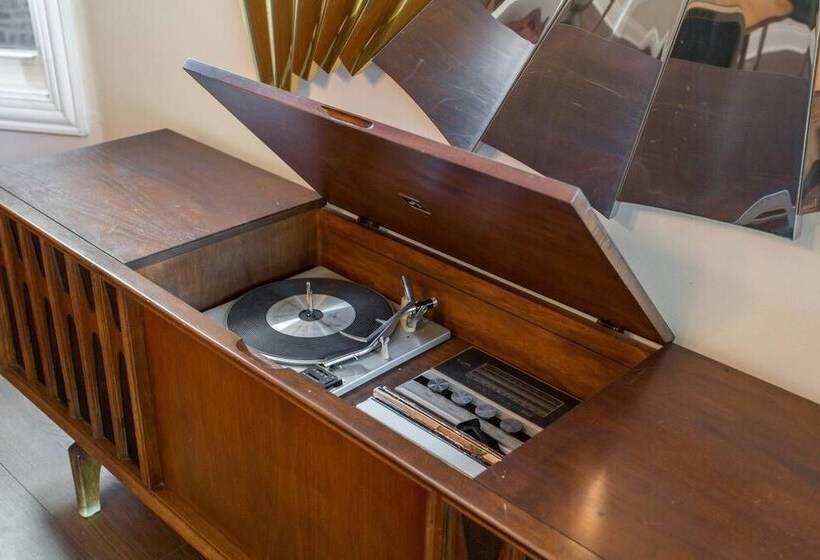 Chic Logan Pad   Modern Meets Retro