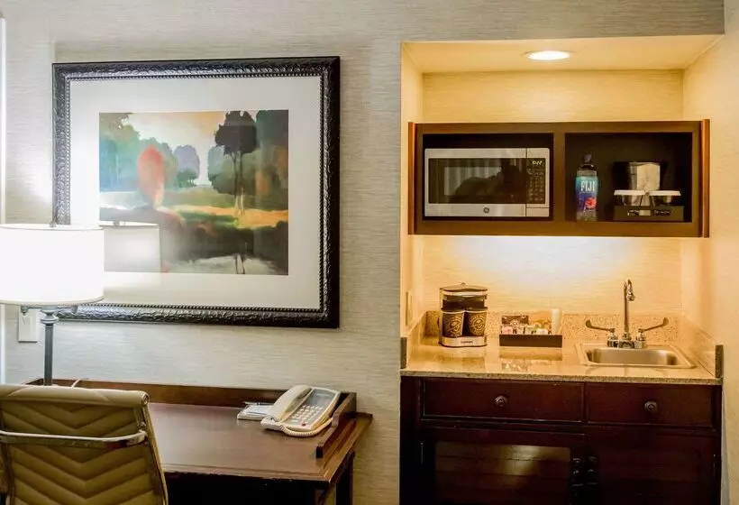 Hotel Embassy Suites By Hilton Lexington Green