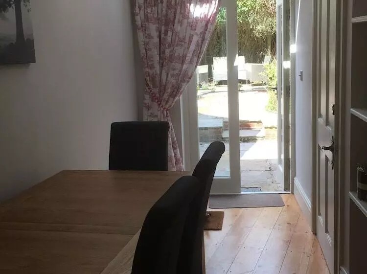 The White House Wells 2 Park View