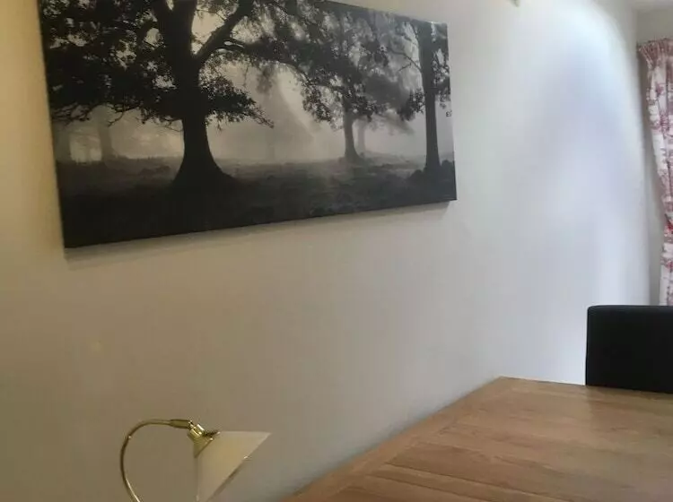 The White House Wells 2 Park View