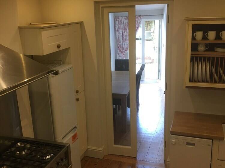 The White House Wells 2 Park View