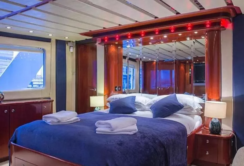 هتل Absolute Pleasure Yacht