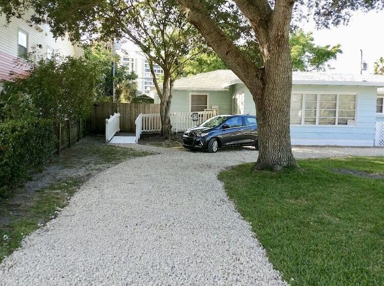 Rad S Cozy Cottage On Canal