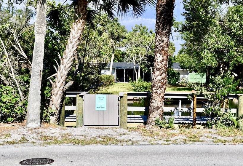 Rad S Cozy Cottage On Canal