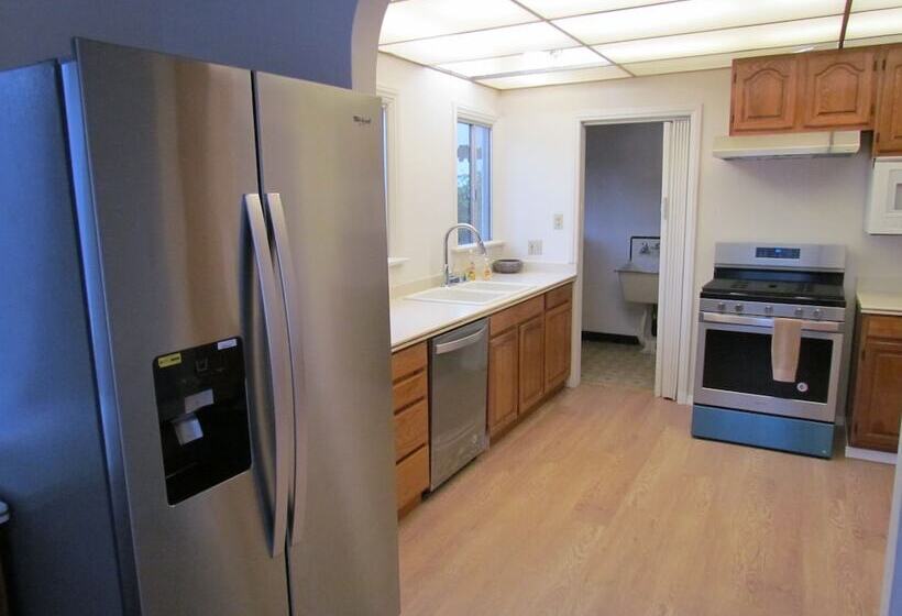 Relaxing Beverlywood House With Bbq