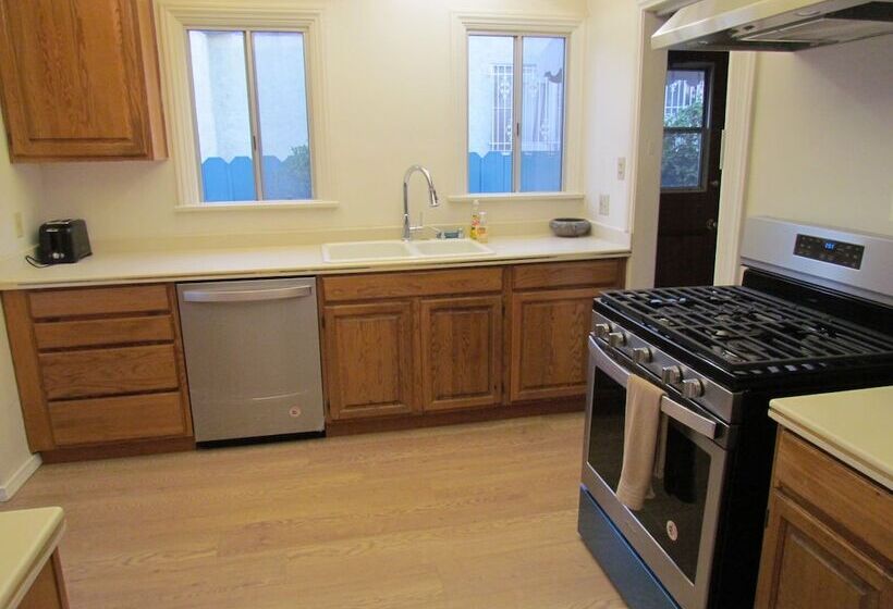 Relaxing Beverlywood House With Bbq