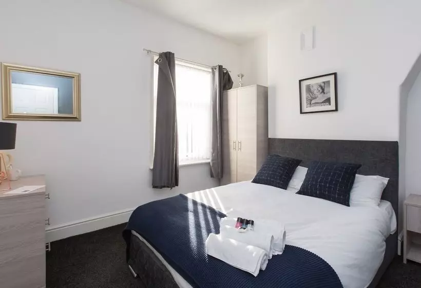 Townhouse @ 47 Clare Street Stoke