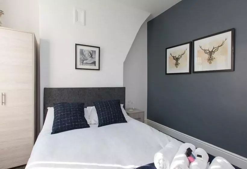 Townhouse @ 47 Clare Street Stoke