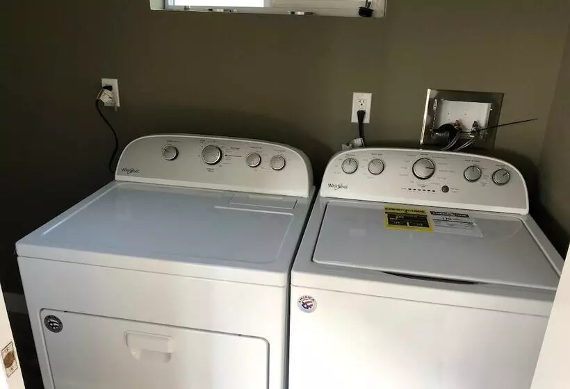 Brand New Luxury Spacious 3bdr Townhome Close To 3rd St