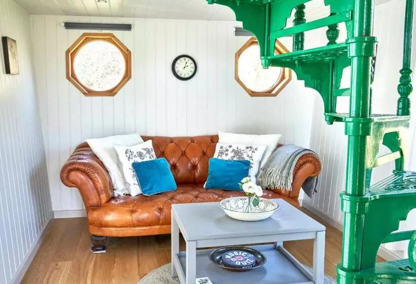 Extraordinary Huts Ltd