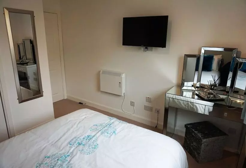 Large Apartment Gla Airport