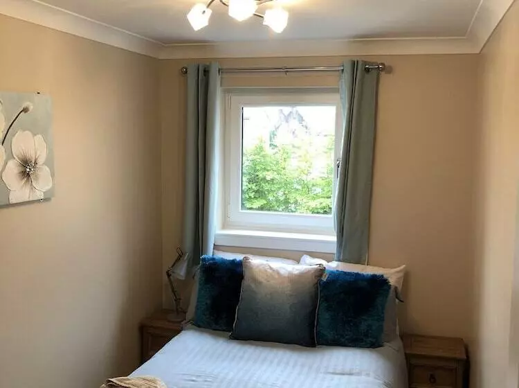 Large Apartment Gla Airport