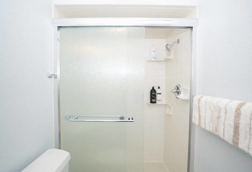 The Meadowlark Manor Spacious Backyard & Hot Tub