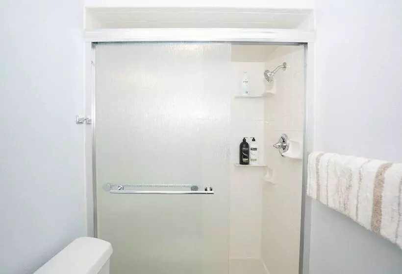 The Meadowlark Manor Spacious Backyard & Hot Tub