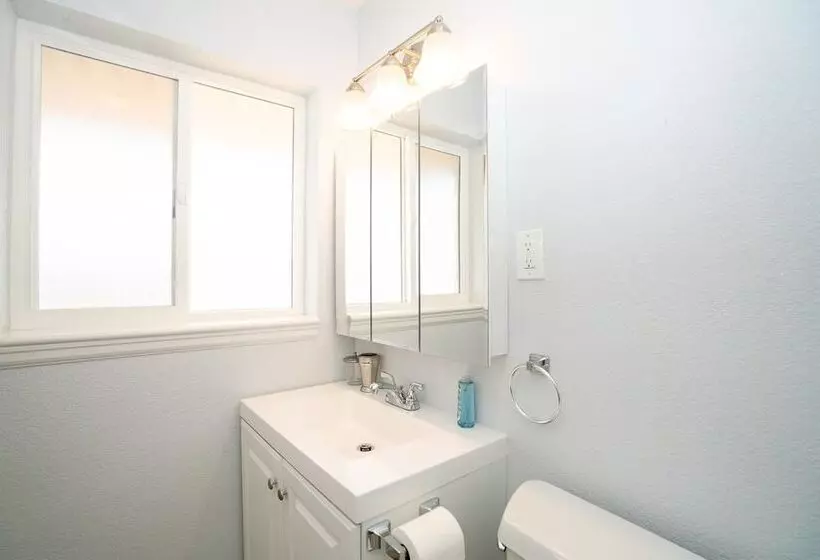 The Meadowlark Manor Spacious Backyard & Hot Tub