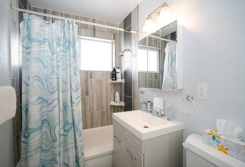 The Meadowlark Manor Spacious Backyard & Hot Tub