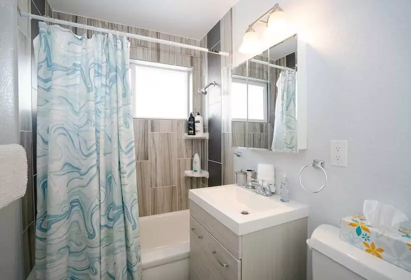 The Meadowlark Manor Spacious Backyard & Hot Tub