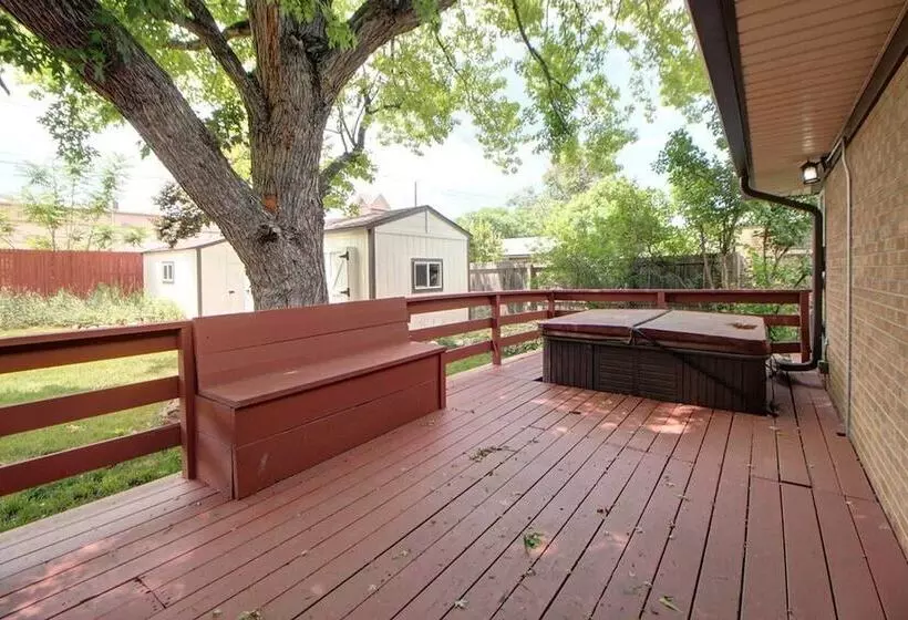 The Meadowlark Manor Spacious Backyard & Hot Tub