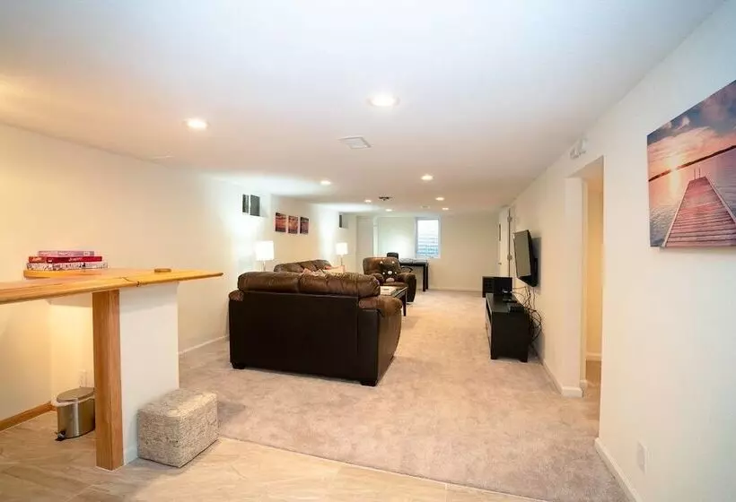 The Meadowlark Manor Spacious Backyard & Hot Tub