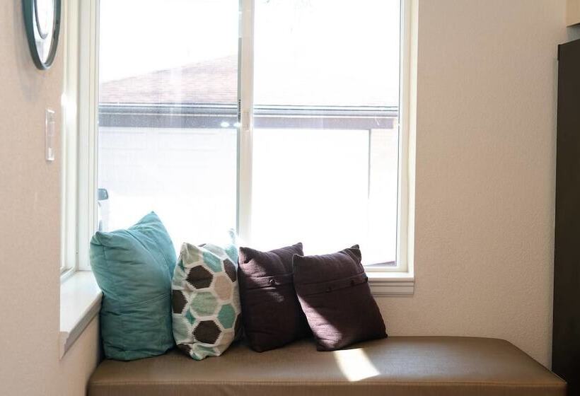 The Meadowlark Manor Spacious Backyard & Hot Tub