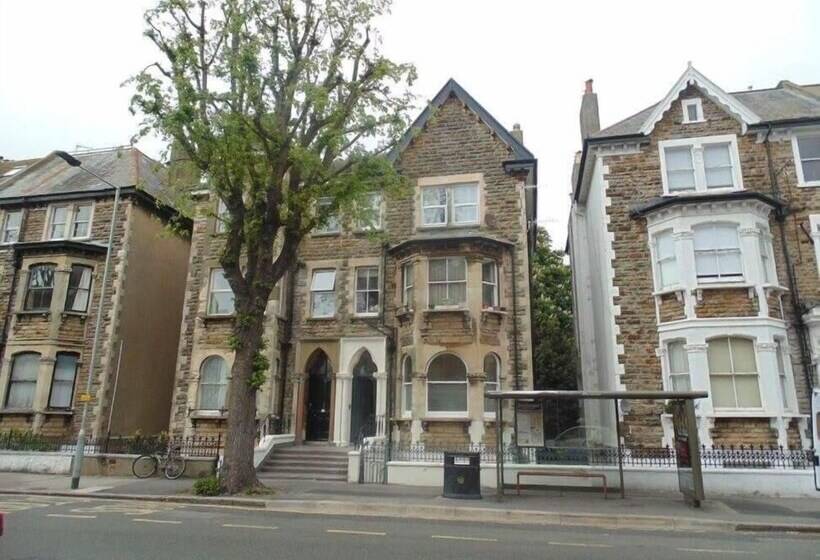 2 Bedrooms Close To The Beach With Garden And Own Entrance !