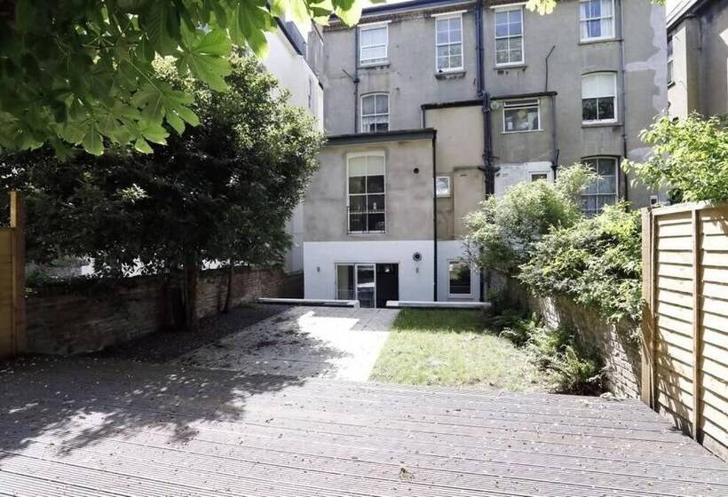 2 Bedrooms Close To The Beach With Garden And Own Entrance !