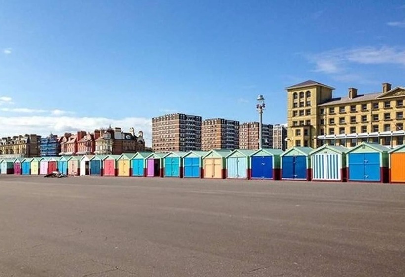 2 Bedrooms Close To The Beach With Garden And Own Entrance !