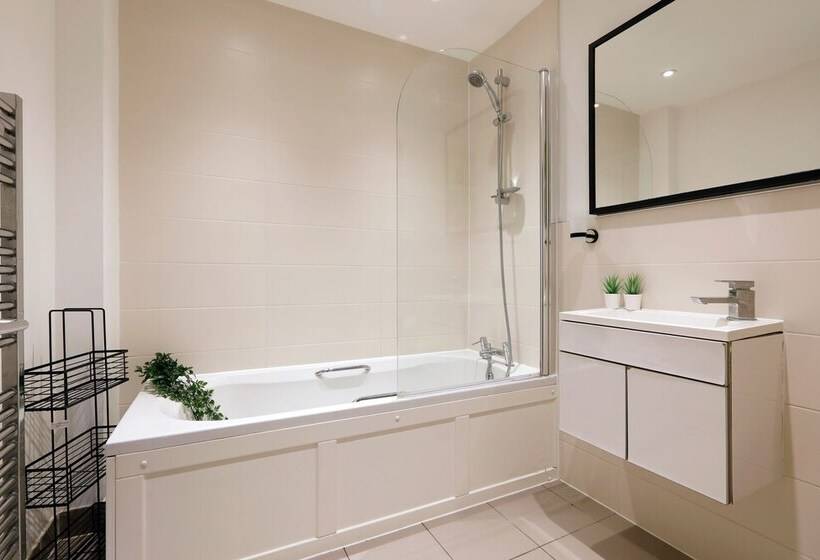 2 Bedrooms Close To The Beach With Garden And Own Entrance !