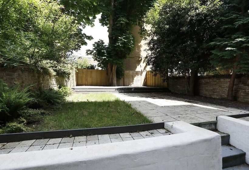 2 Bedrooms Close To The Beach With Garden And Own Entrance !