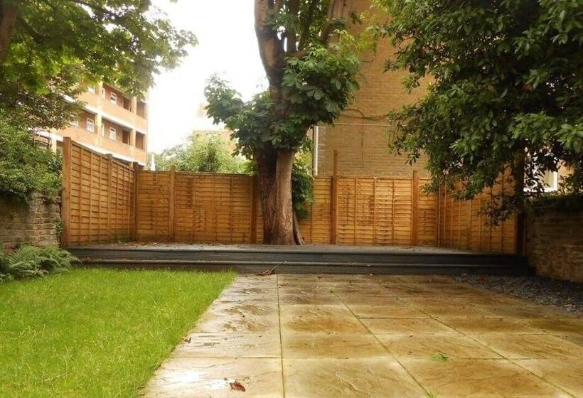 2 Bedrooms Close To The Beach With Garden And Own Entrance !