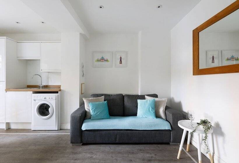 2 Bedrooms Close To The Beach With Garden And Own Entrance !