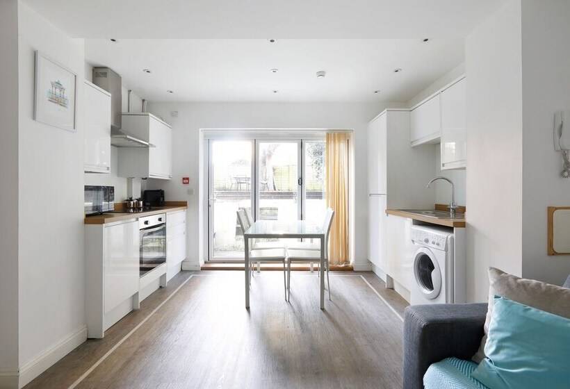 2 Bedrooms Close To The Beach With Garden And Own Entrance !