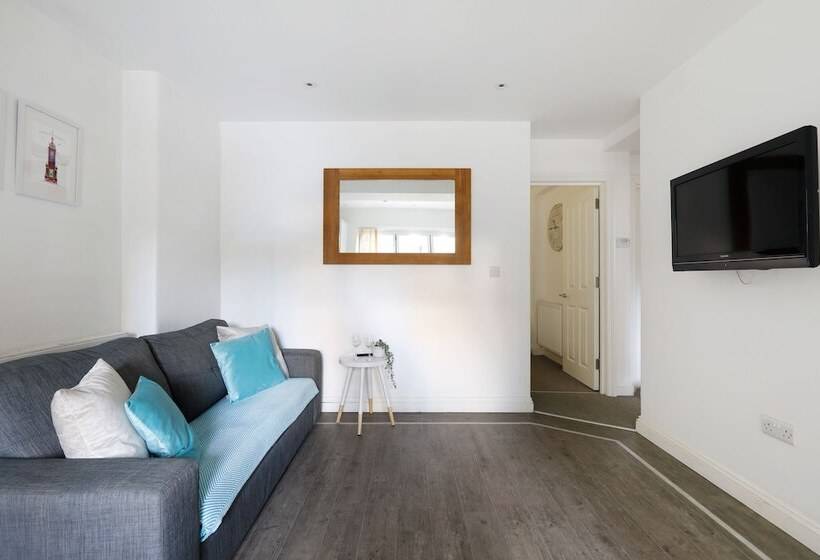 2 Bedrooms Close To The Beach With Garden And Own Entrance !