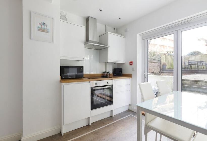 2 Bedrooms Close To The Beach With Garden And Own Entrance !