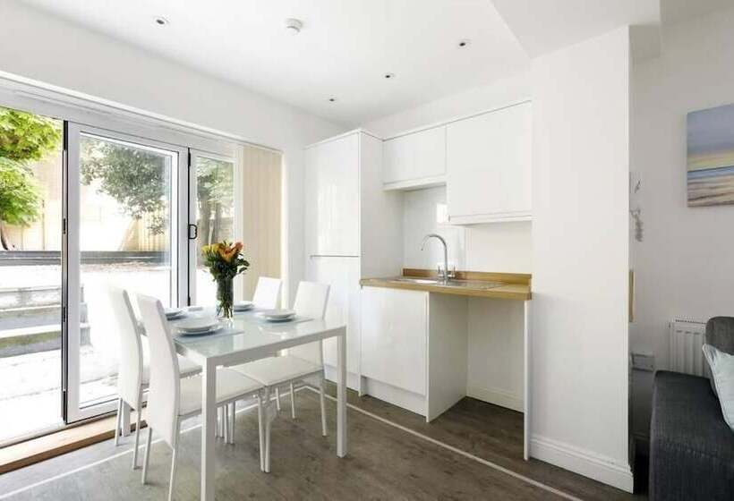 2 Bedrooms Close To The Beach With Garden And Own Entrance !